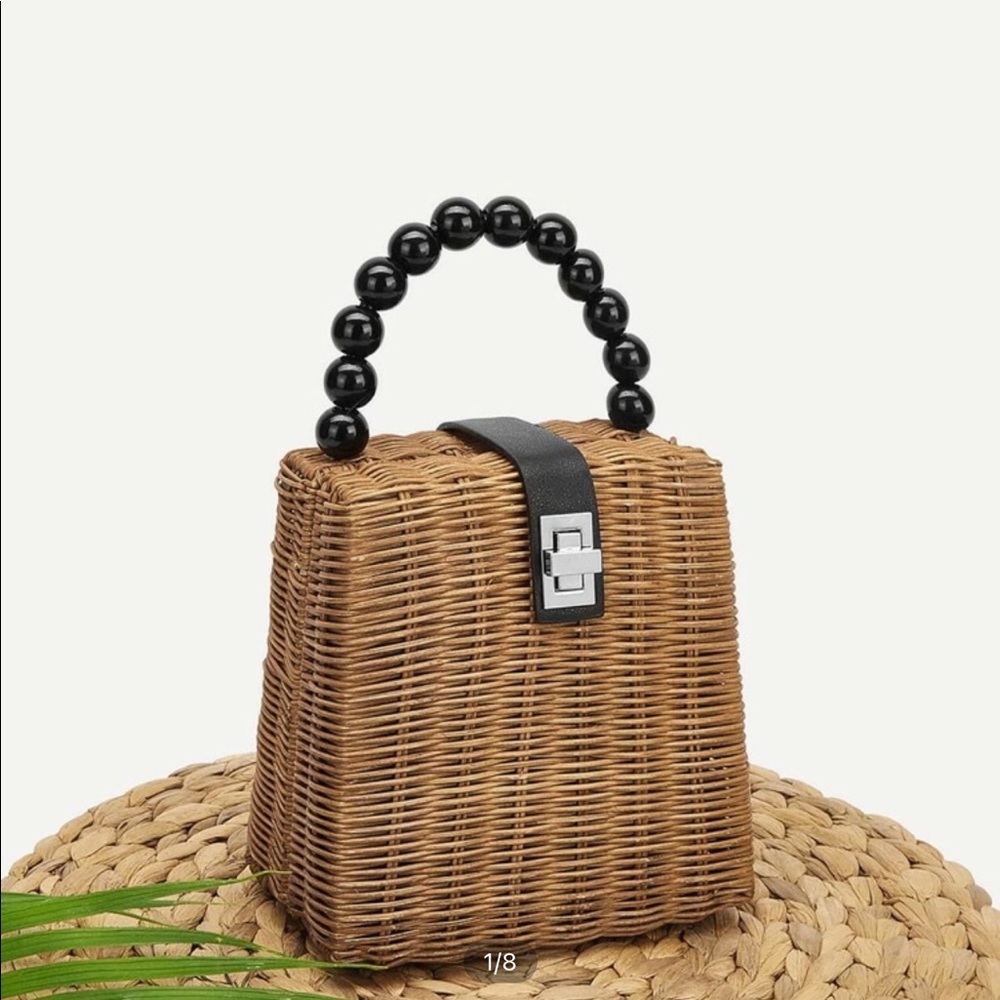 Straw bag with removable shoulder strap